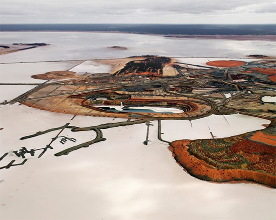 Edward-Burtynsky-Silver-Lake-Operations-3-OIL-Lake-Lefroy-Australia