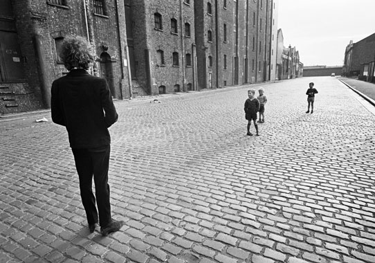 Barry Feinstein, Bob Dylan with Kids, Liverpool, England, 1966 (printed 2009). Gelatin silver print. Courtesy Barry Feinstein